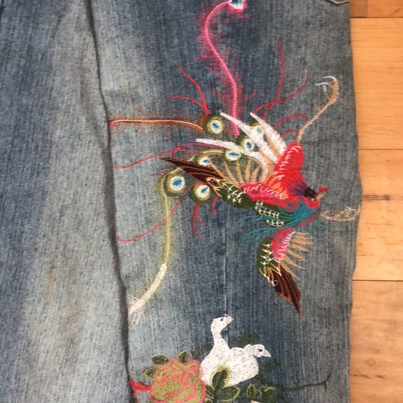 Azita embroidered cropped jean size 6. - Picture 3 of 11